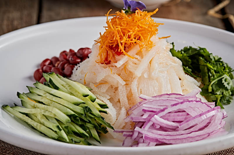 白色瓷盘装的东北风味拌肚丝图片