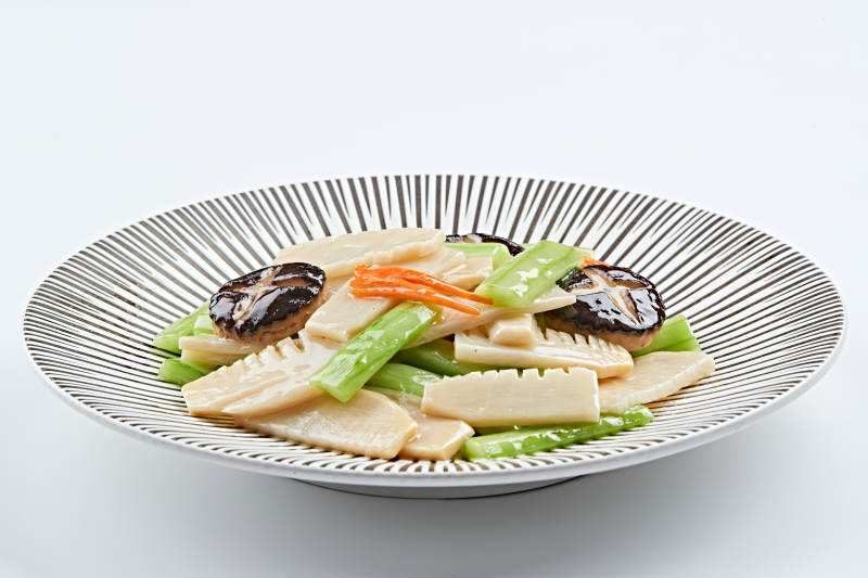 精美瓷餐具装的素食小炒图片