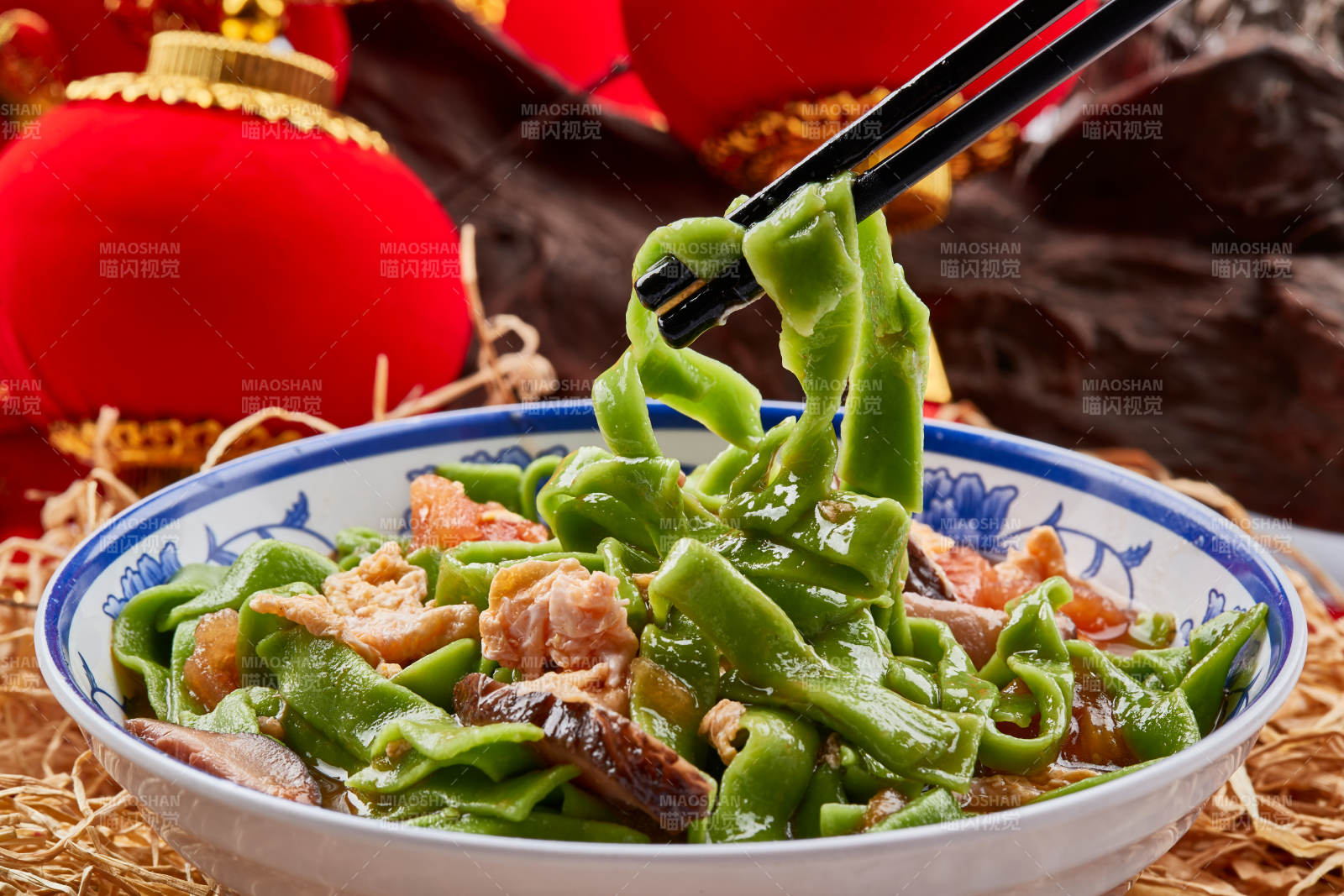 精美瓷餐具装的腊肉菠菜面图片