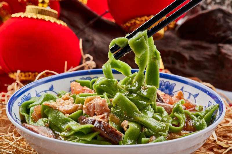 精美瓷餐具装的腊肉菠菜面图片