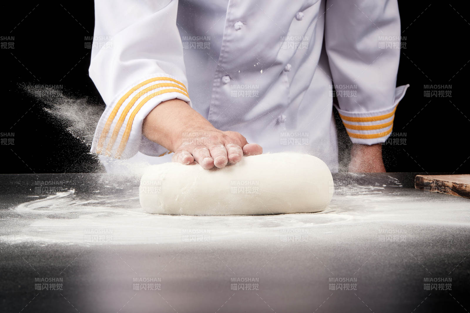 技艺精湛的山西刀削面师在展示刀削面制作图片