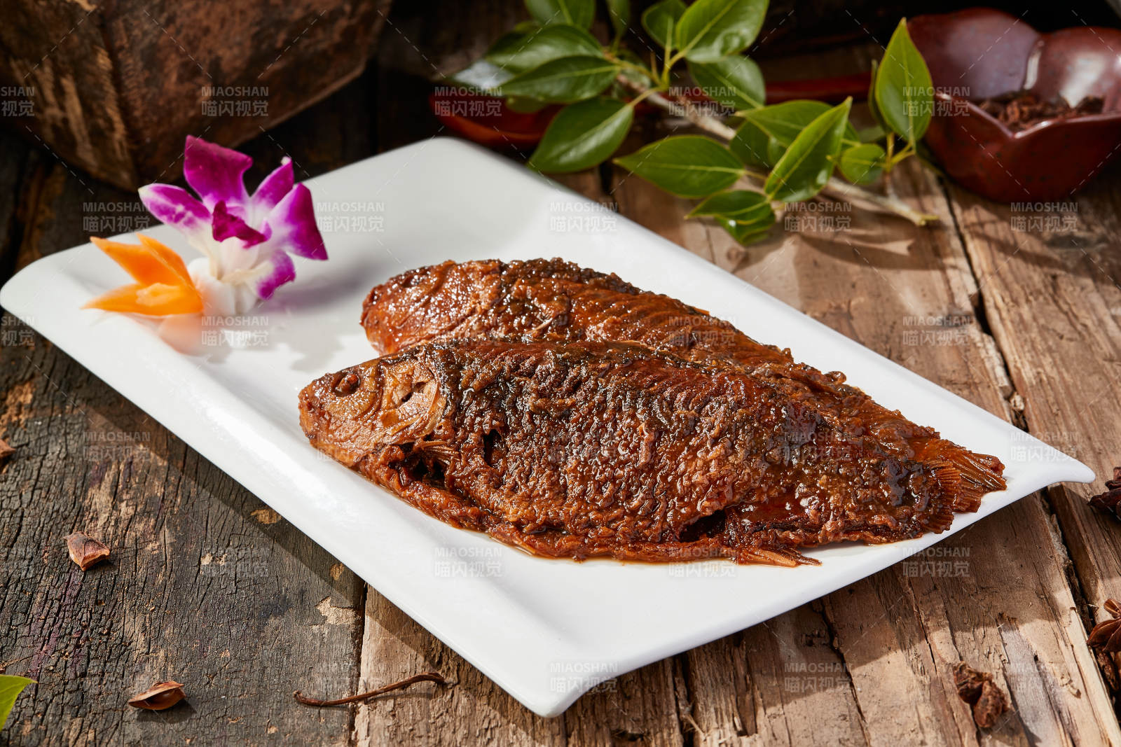 全鱼宴香酥炖鲫鱼图片