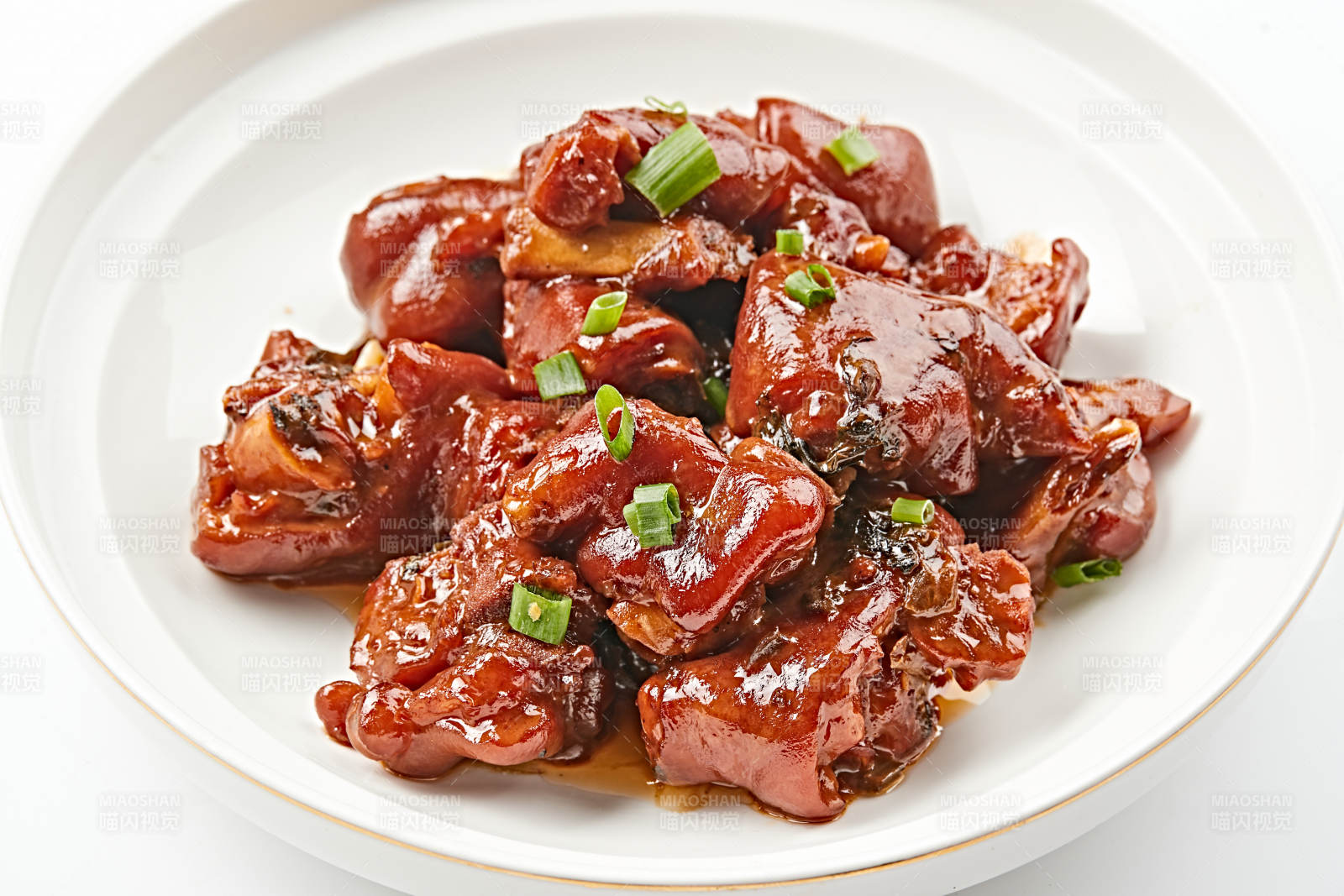 白色瓷盘装的酱香红烧猪蹄块图片