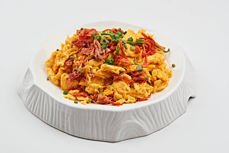 白色瓷盘装的赤百合炒鸡蛋图片