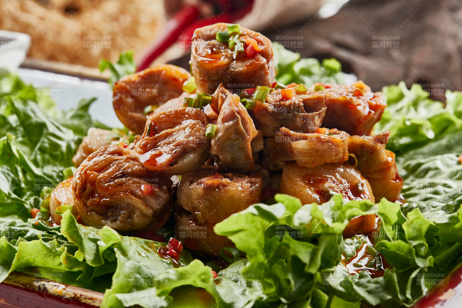 木质托盘装的美味蒙餐香辣灌肉肠图片