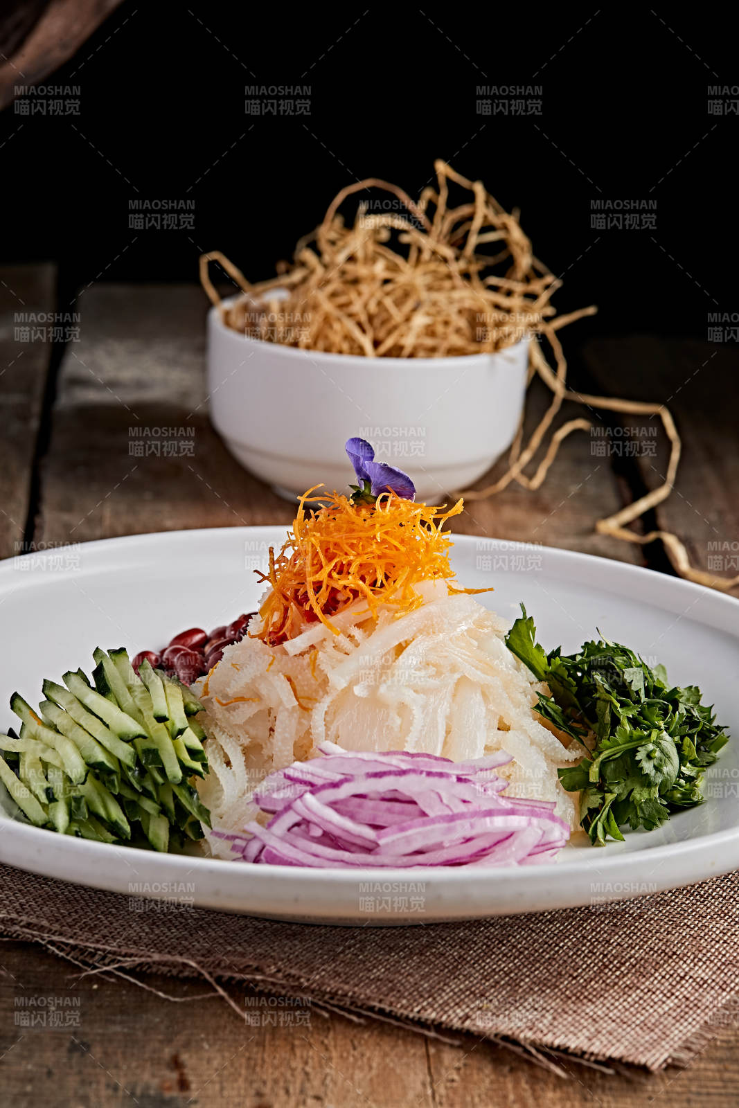 白色瓷盘装的东北风味拌肚丝图片