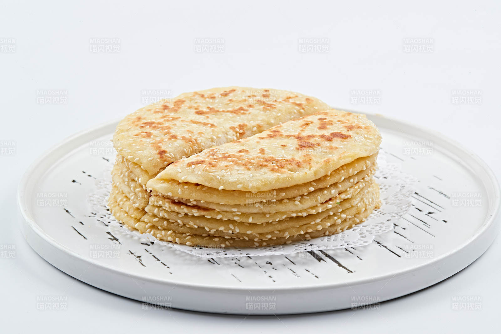 白色瓷盘装的现烙葱油酥饼图片