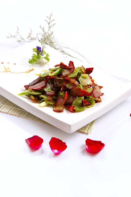 香辣蚕豆炒四川腊肉图片