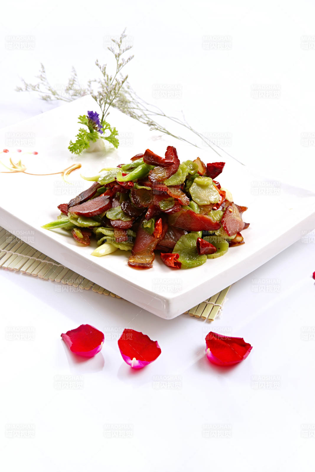 香辣蚕豆炒四川腊肉图片