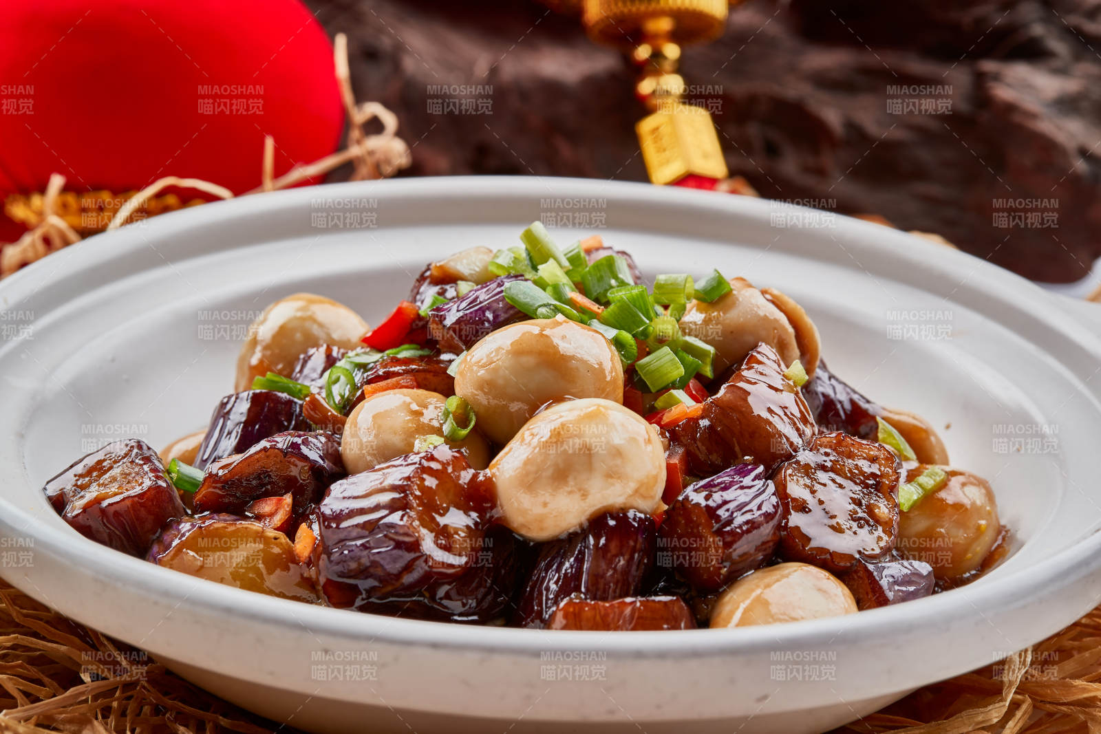 白色砂锅装的香辣鹌鹑蛋茄子煲图片