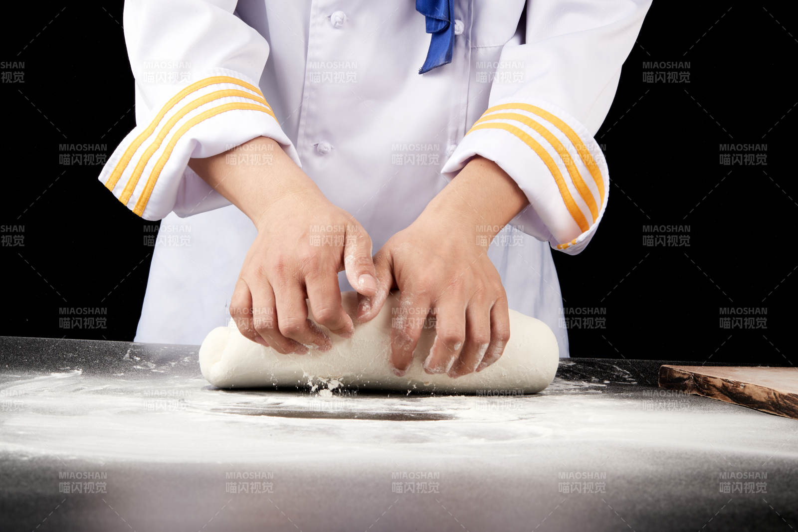 技艺精湛的山西刀削面师在展示刀削面制作图片