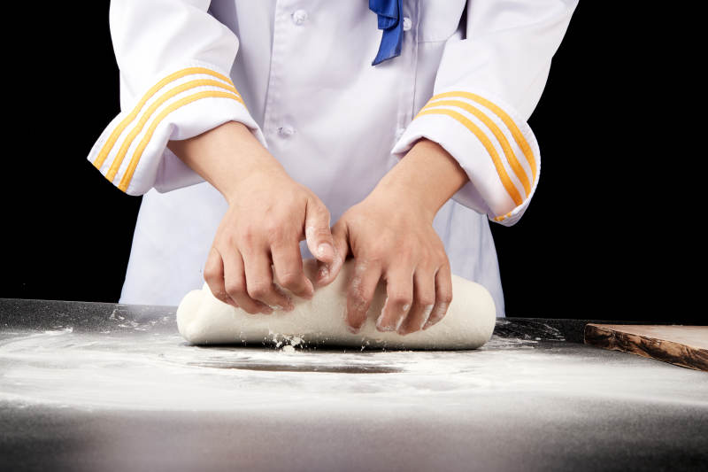 技艺精湛的山西刀削面师在展示刀削面制作图片