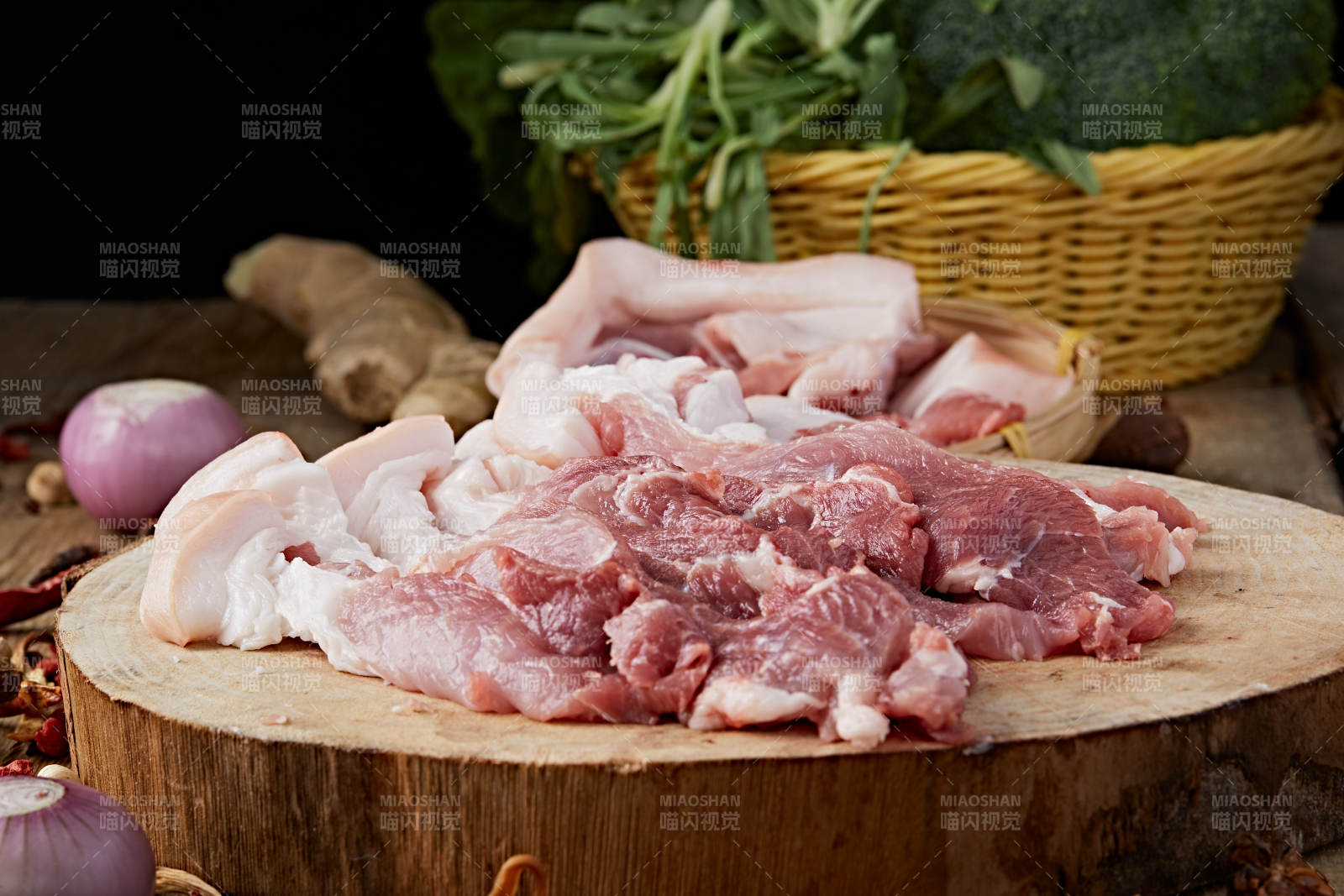 检疫合格的屠宰生鲜猪肉图片