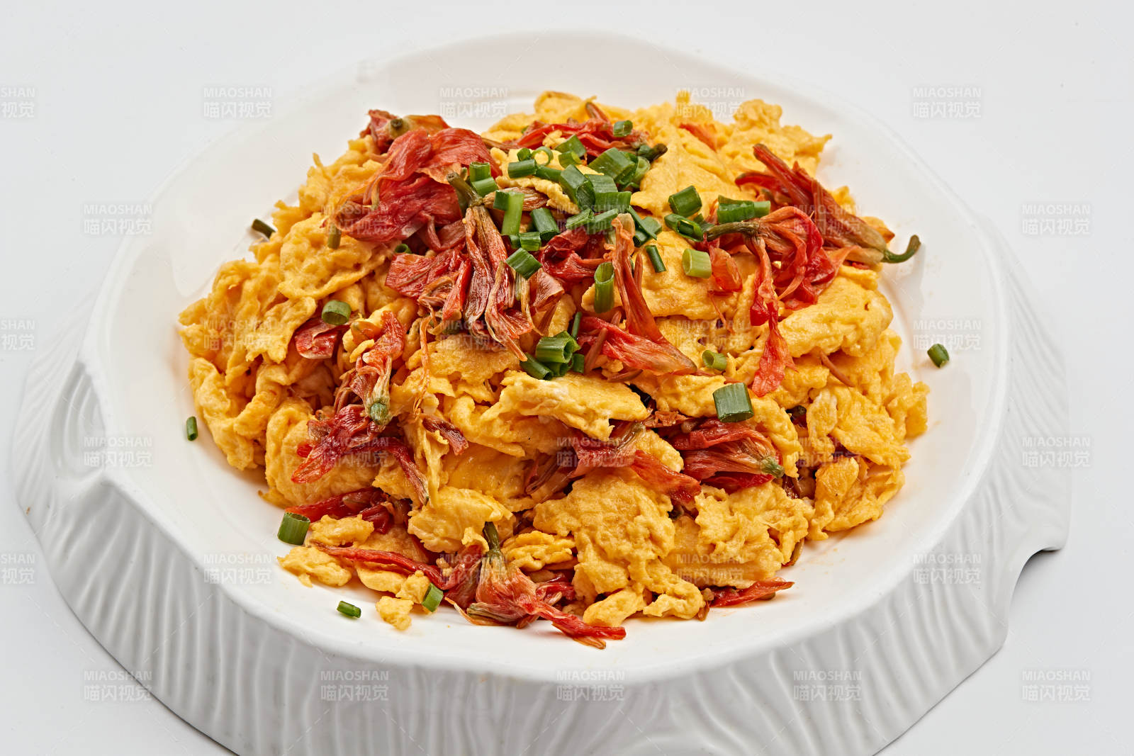 白色瓷盘装的赤百合炒鸡蛋图片