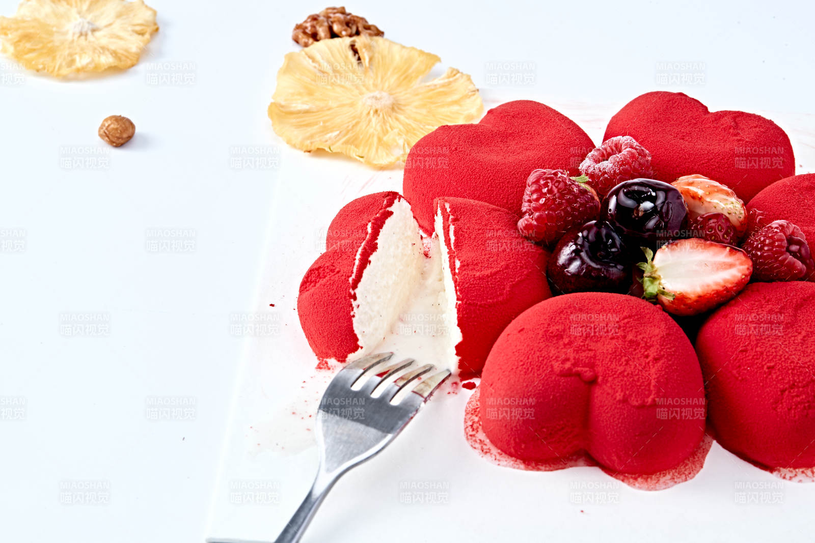 鲜水果抹茶心形奶油慕斯蛋糕图片