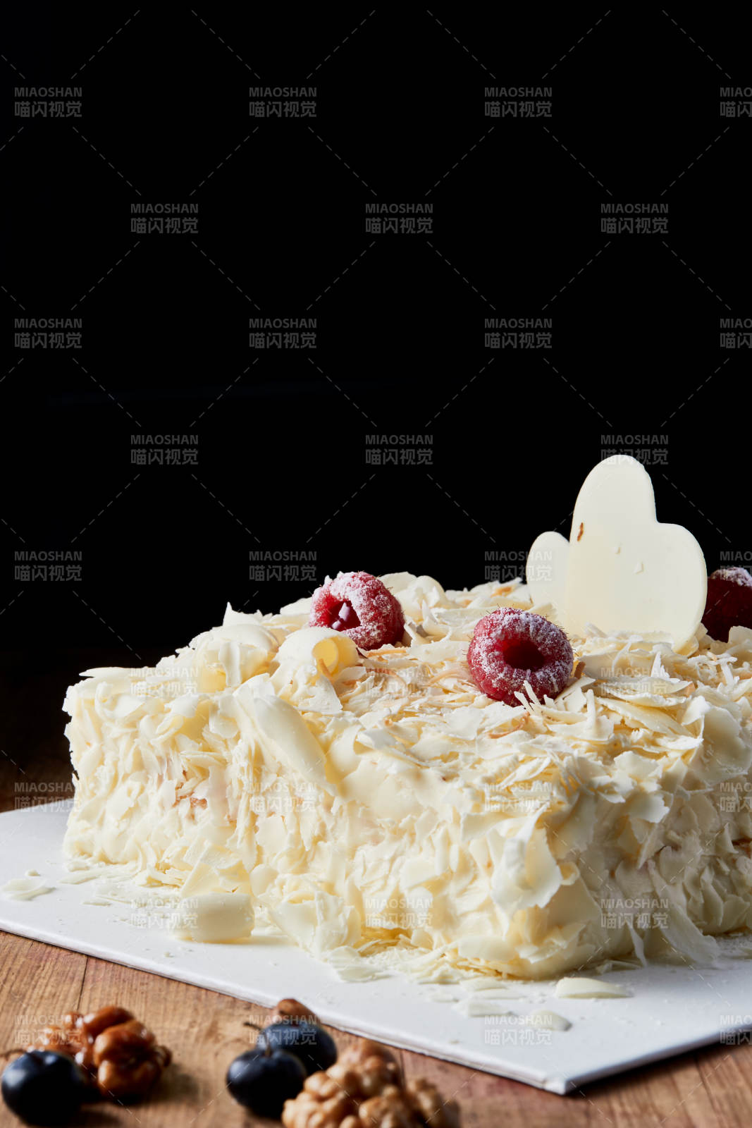 草莓白巧克力榴莲慕斯生日蛋糕图片