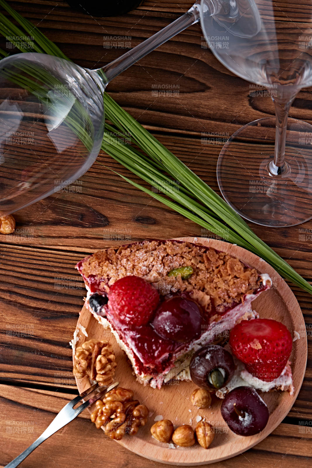 鲜水果点缀的鲜奶慕斯草莓烤坚果生日蛋糕图片