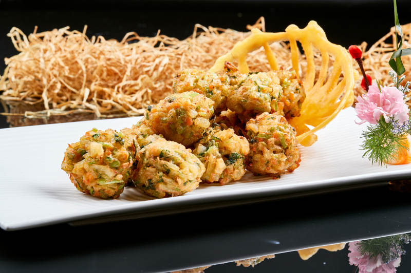 白色瓷盘装的油炸土豆素丸子图片