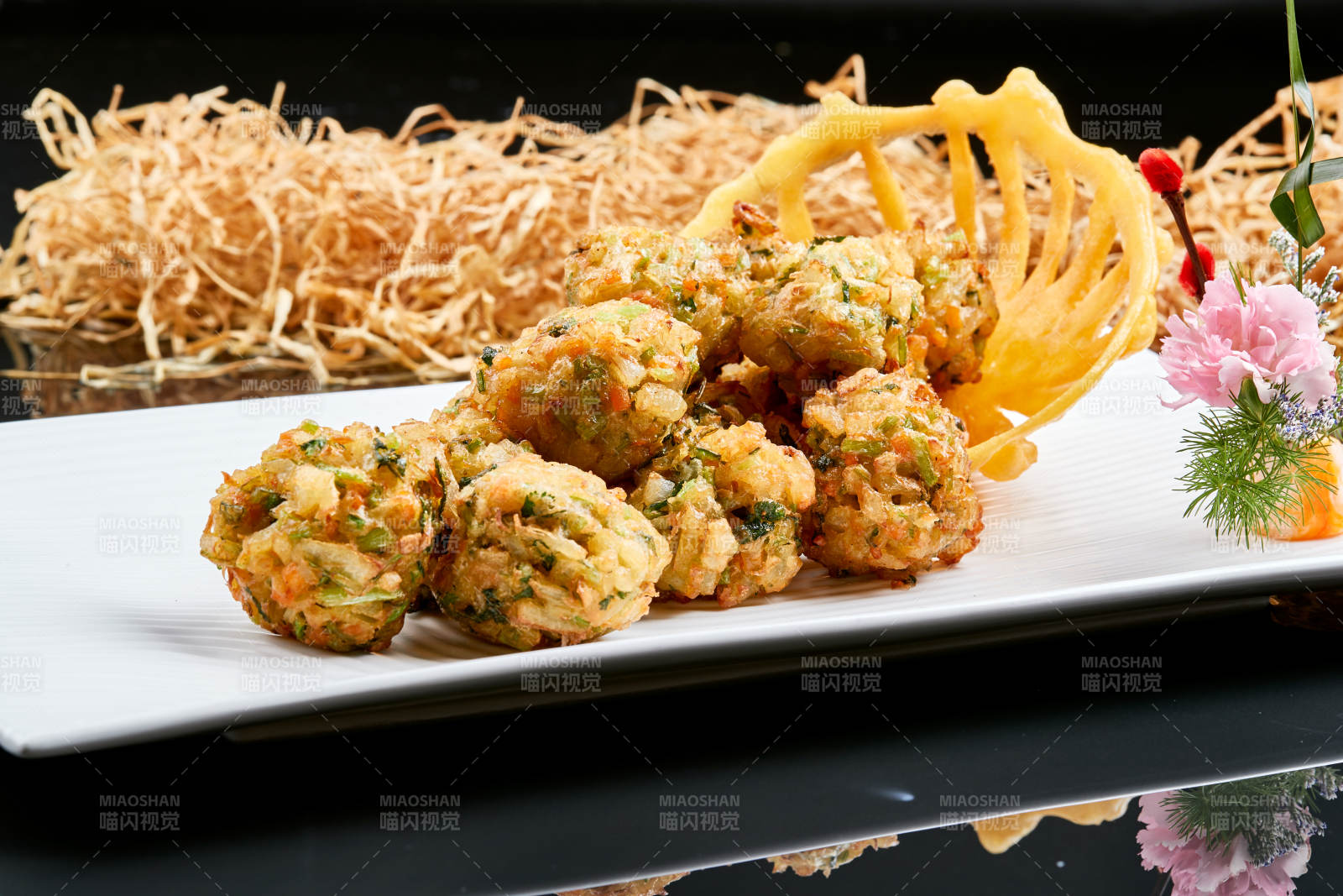 白色瓷盘装的油炸土豆素丸子图片