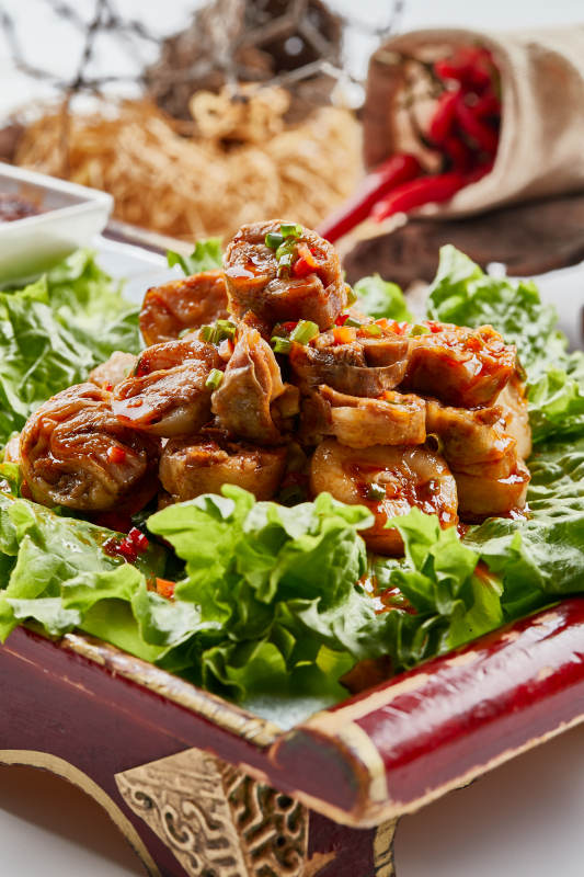 木质托盘装的美味蒙餐香辣灌肉肠图片