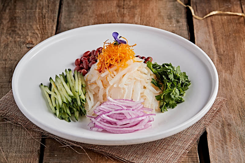 白色瓷盘装的东北风味拌肚丝图片