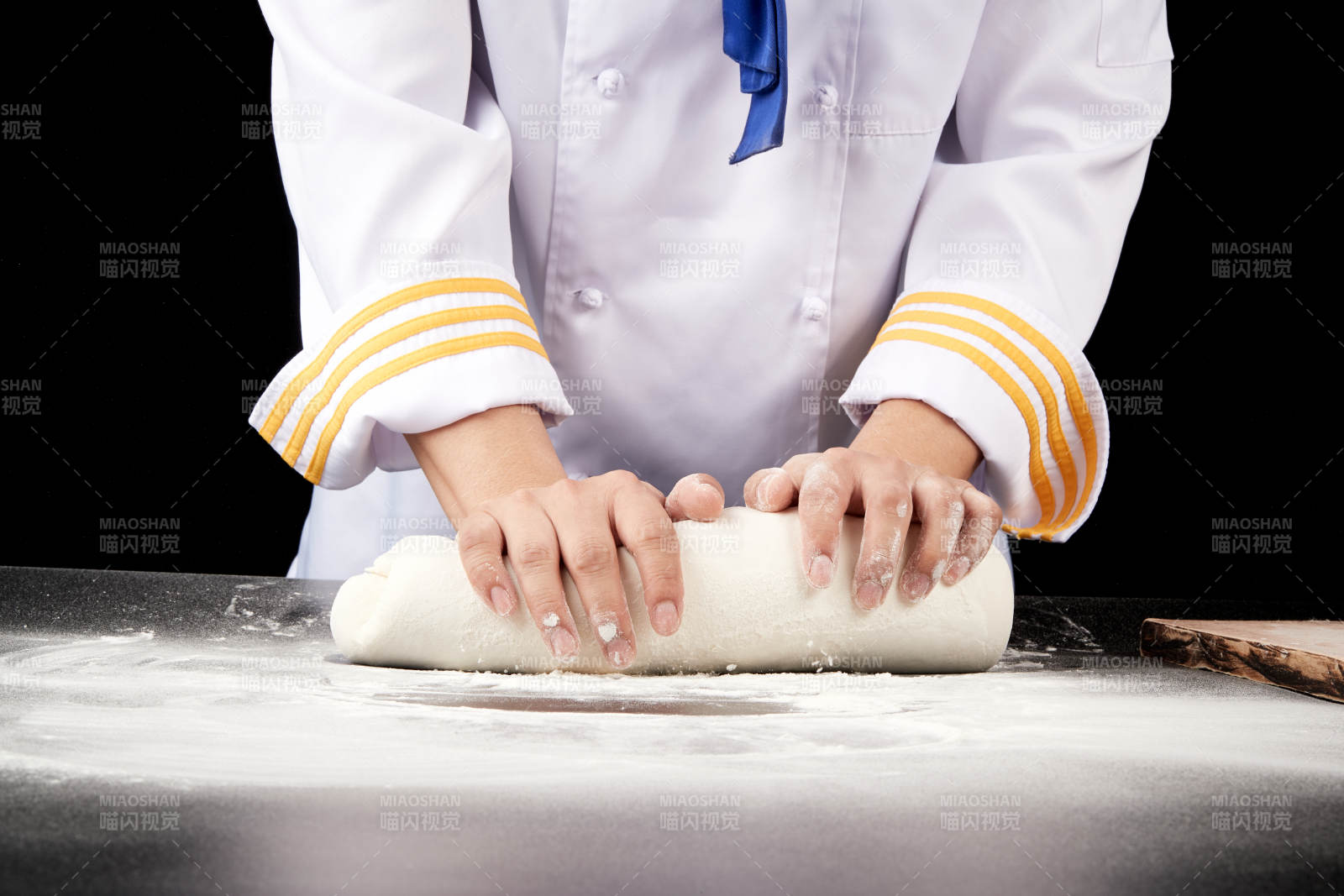 技艺精湛的山西刀削面师在展示刀削面制作图片