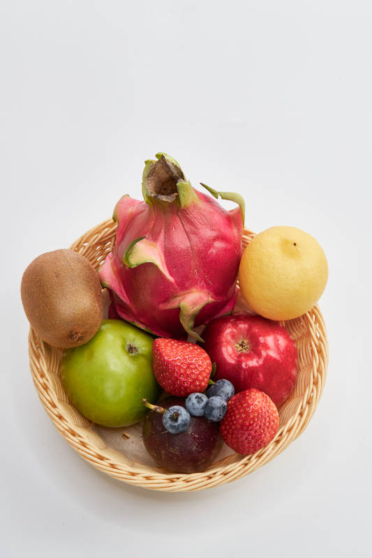 白色背景上摆放的新鲜水果篮图片