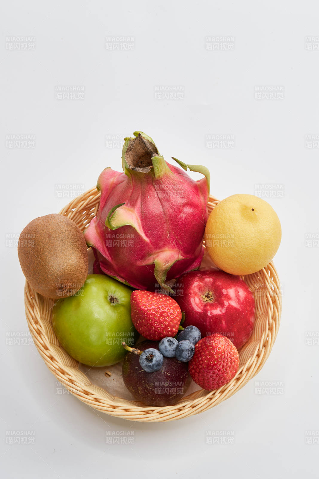 白色背景上摆放的新鲜水果篮图片