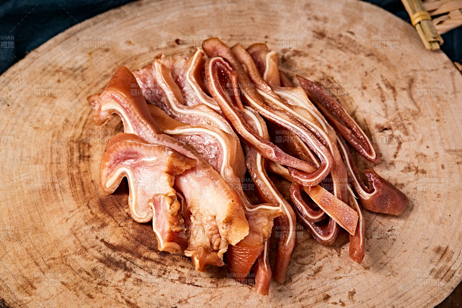 熟食整只熏卤猪耳朵图片
