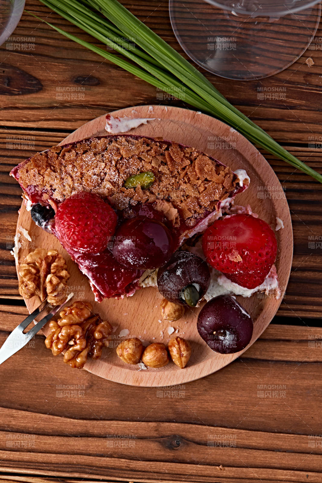 鲜水果点缀的鲜奶慕斯草莓烤坚果生日蛋糕图片