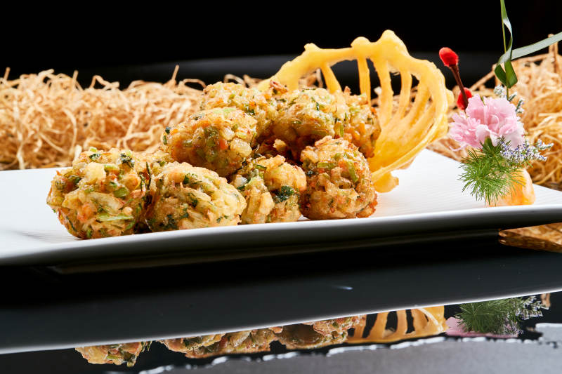 白色瓷盘装的油炸土豆素丸子图片