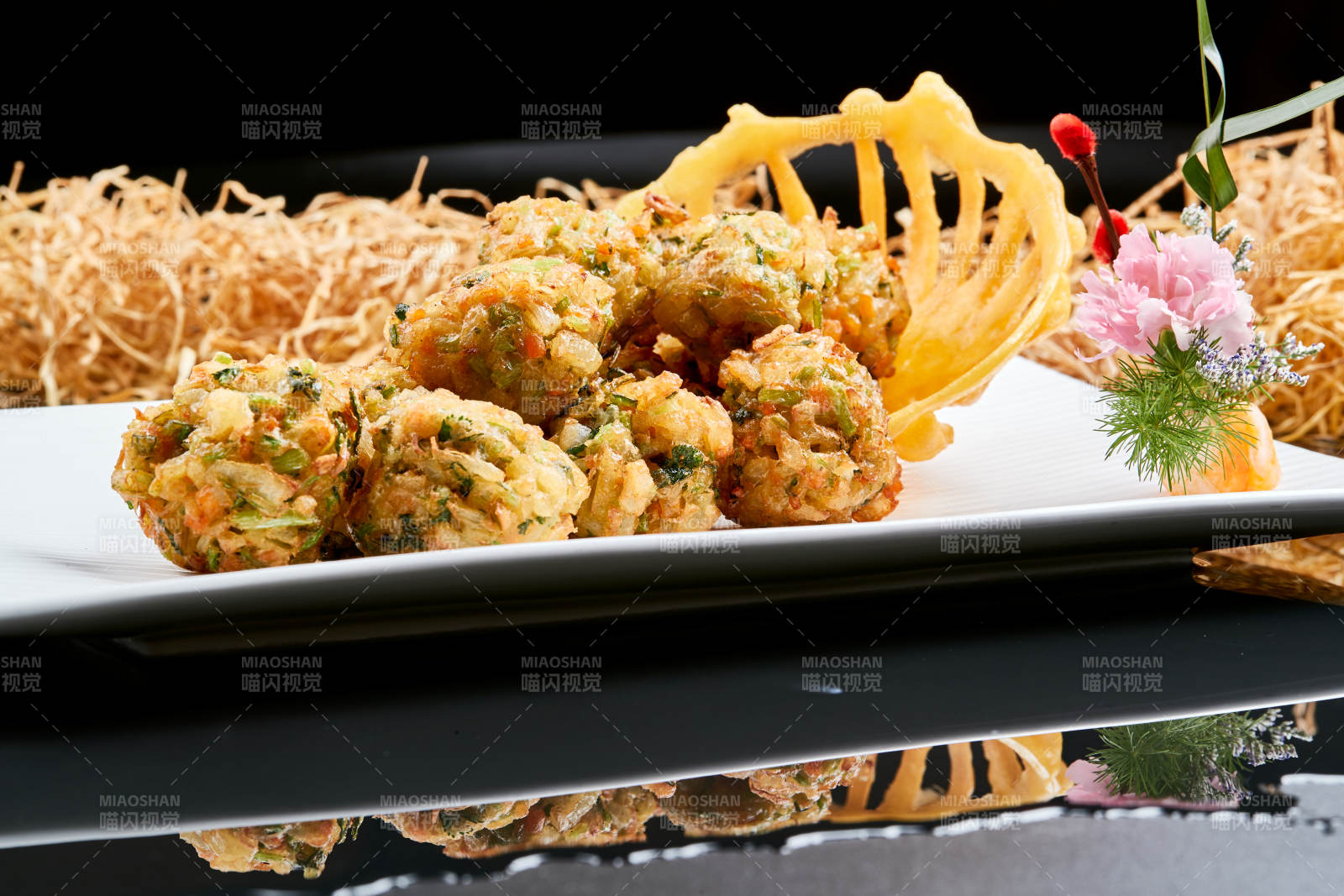 白色瓷盘装的油炸土豆素丸子图片