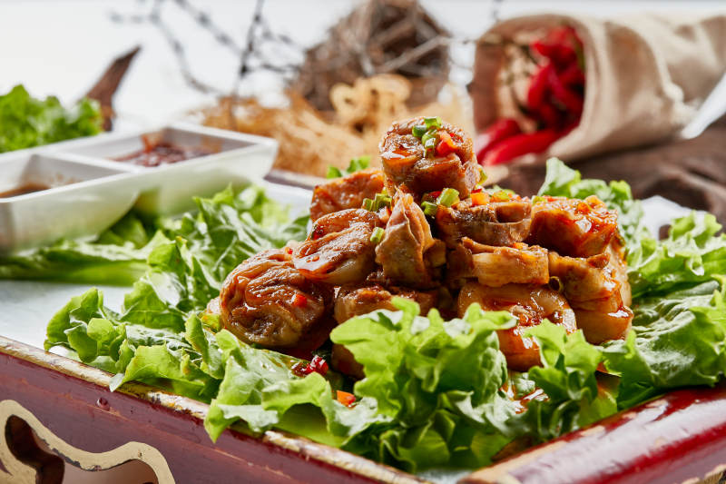 木质托盘装的美味蒙餐香辣灌肉肠图片