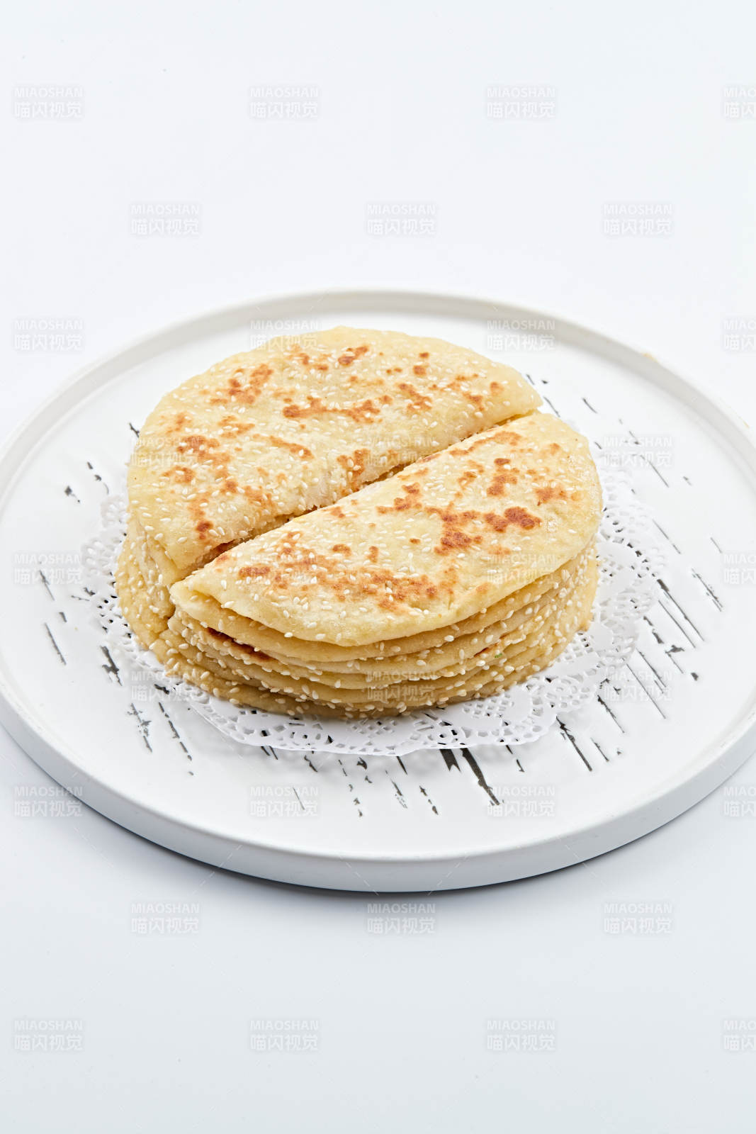 白色瓷盘装的现烙葱油酥饼图片