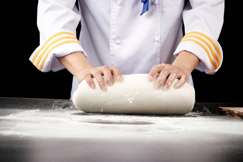 技艺精湛的山西刀削面师在展示刀削面制作图片