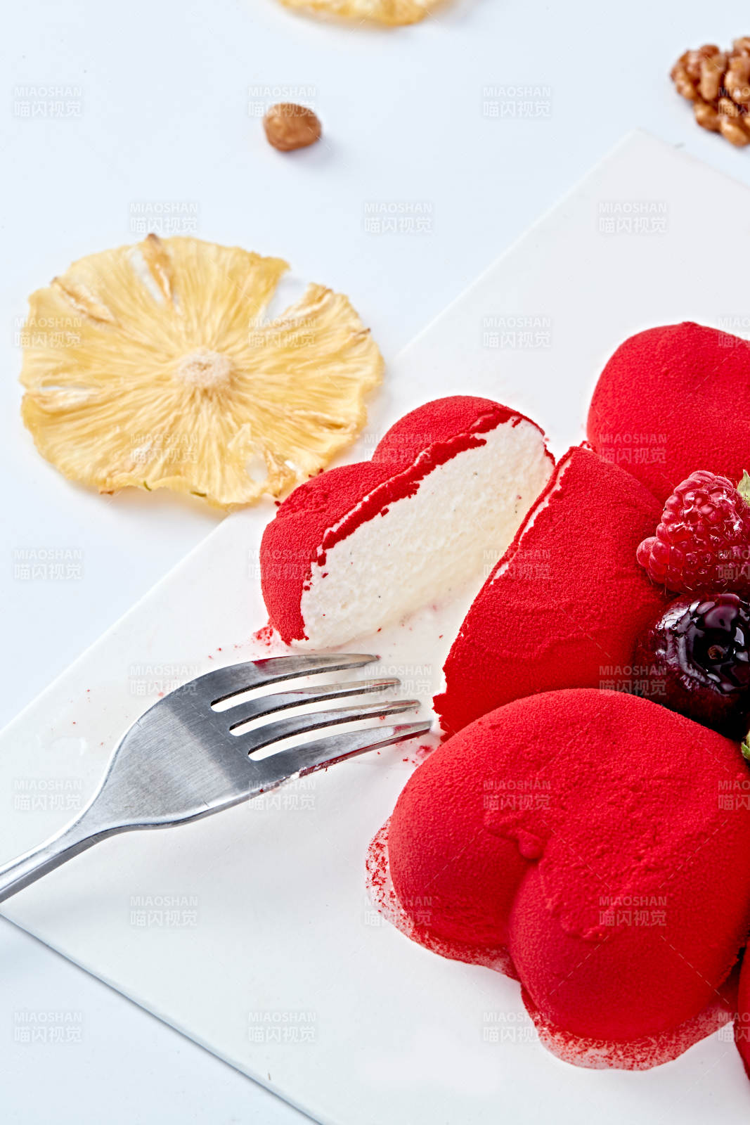 鲜水果抹茶心形奶油慕斯蛋糕图片