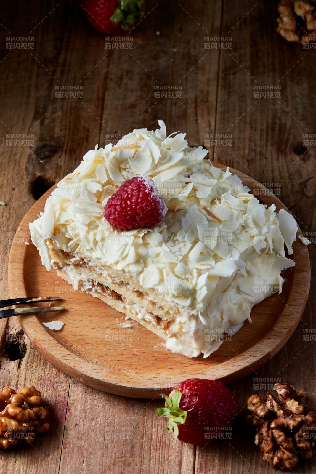 草莓白巧克力榴莲慕斯生日蛋糕图片