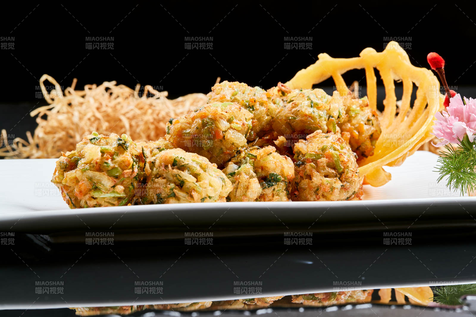 白色瓷盘装的油炸土豆素丸子图片