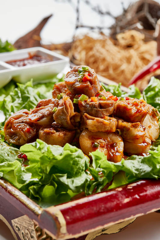 木质托盘装的美味蒙餐香辣灌肉肠图片