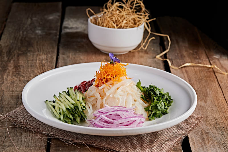 白色瓷盘装的东北风味拌肚丝图片