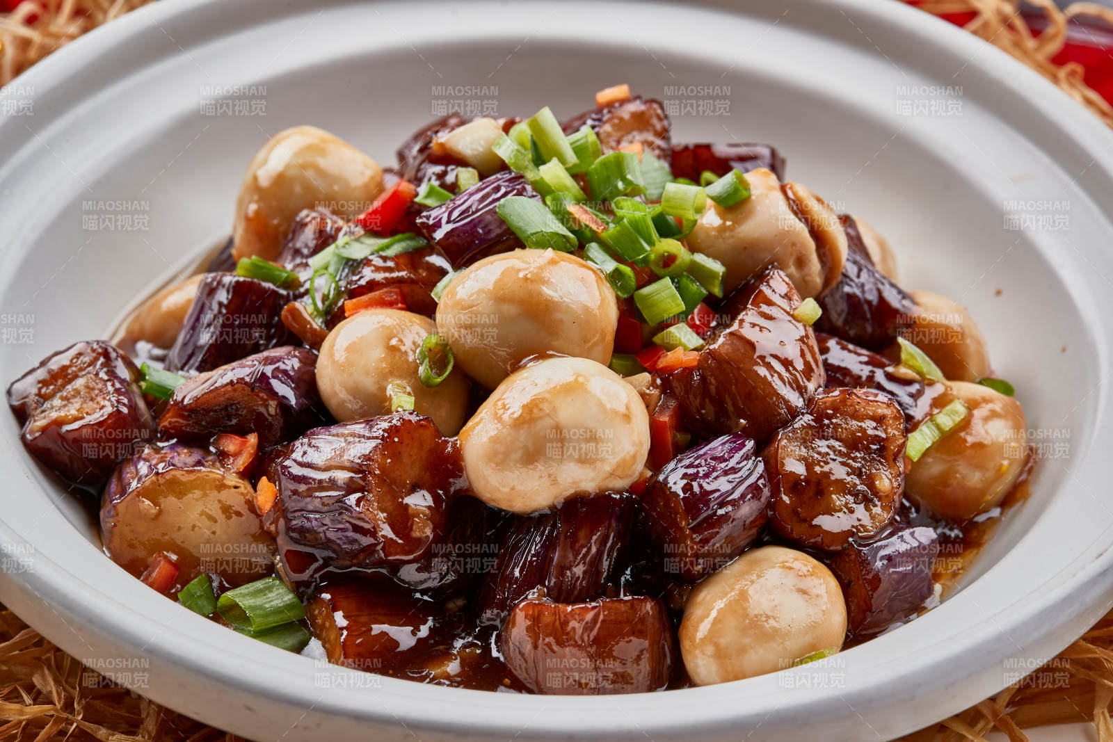 白色砂锅装的香辣鹌鹑蛋茄子煲图片