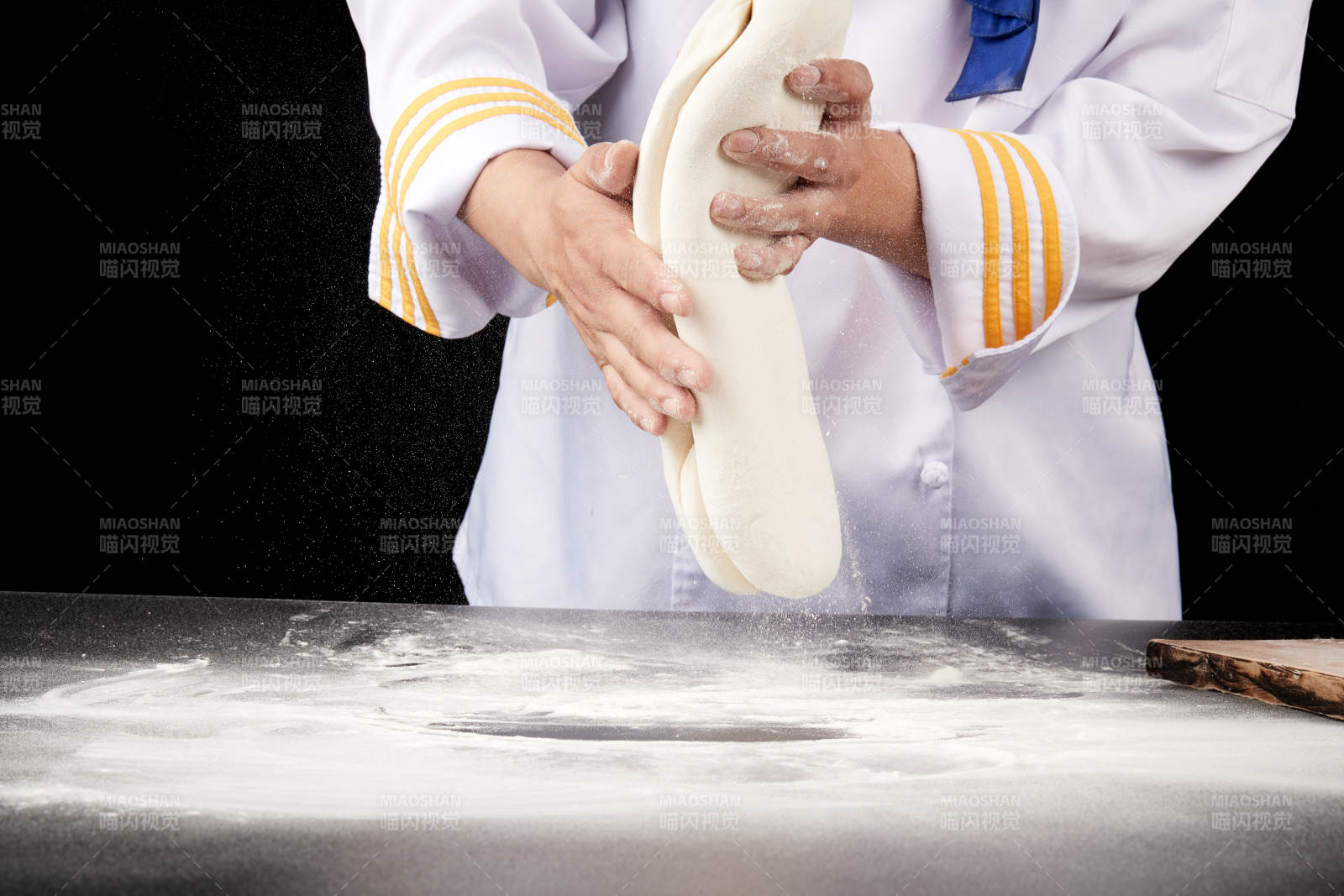技艺精湛的山西刀削面师在展示刀削面制作图片