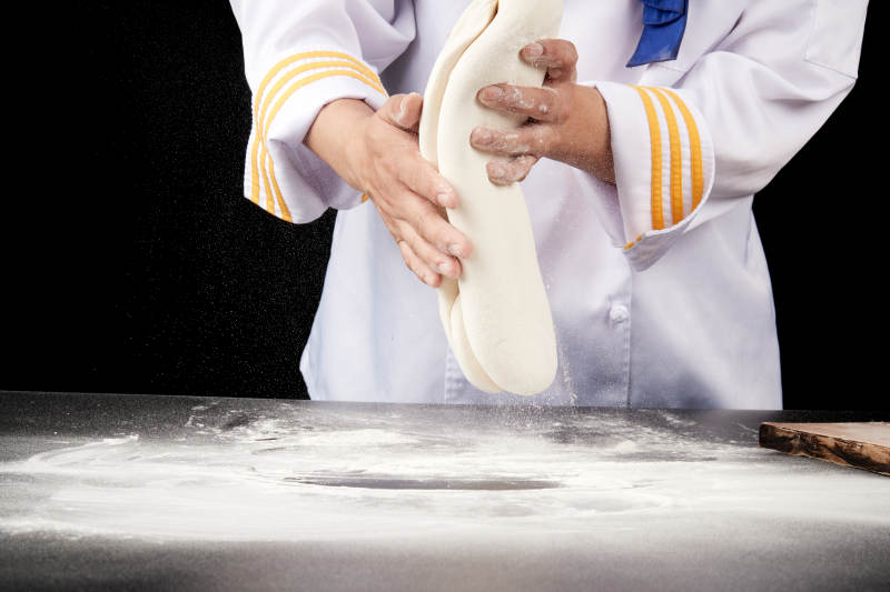 技艺精湛的山西刀削面师在展示刀削面制作图片