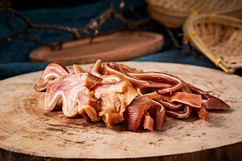 熟食整只熏卤猪耳朵图片