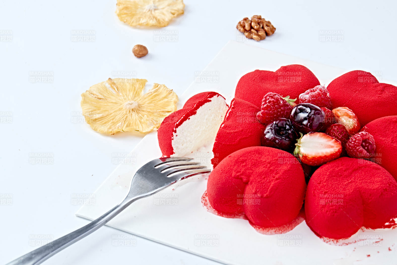 鲜水果抹茶心形奶油慕斯蛋糕图片