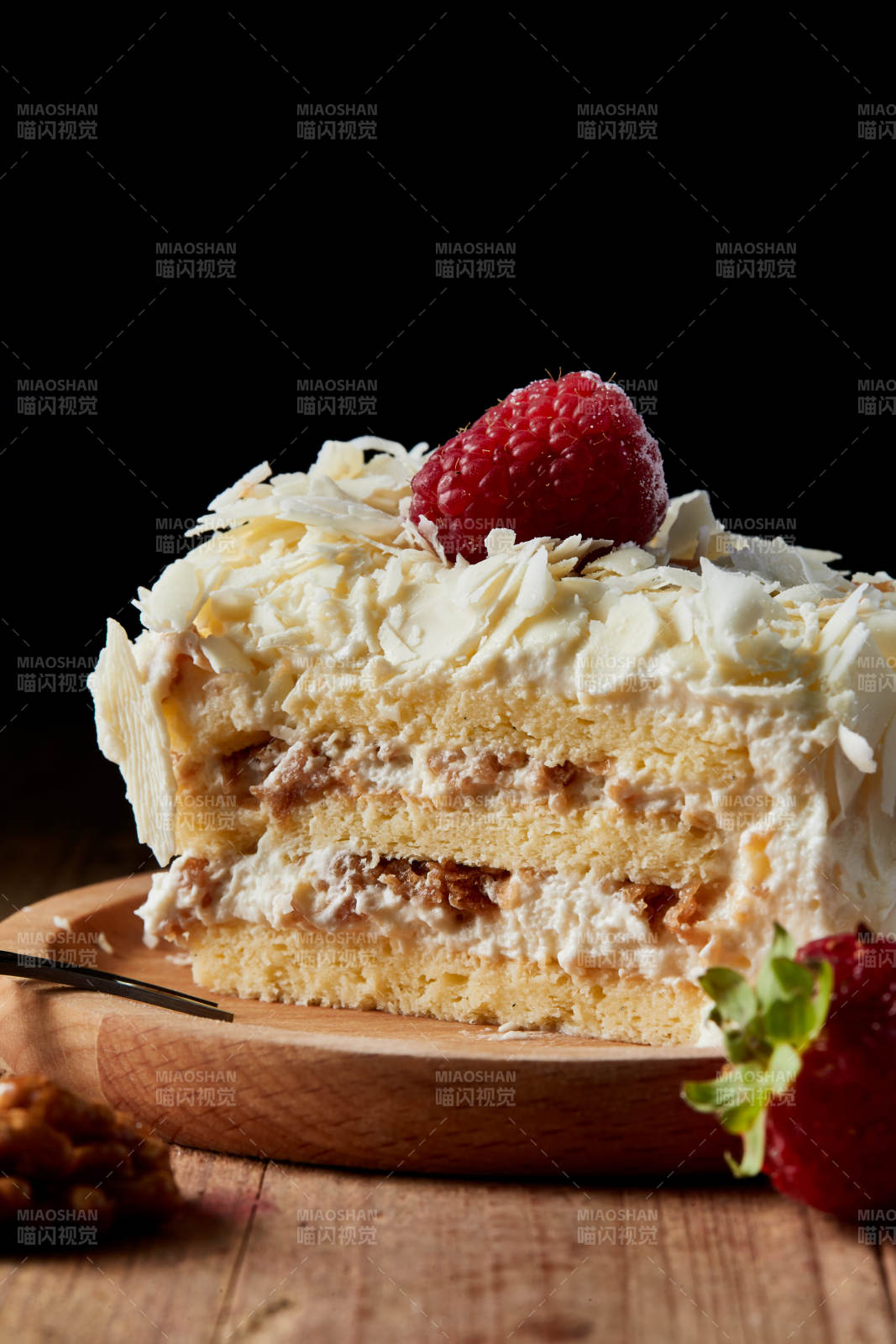 草莓白巧克力榴莲慕斯生日蛋糕图片