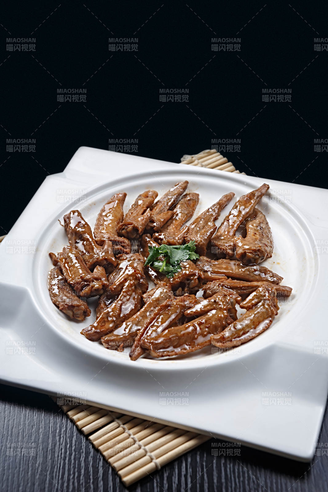 香辣鸡翅尖图片