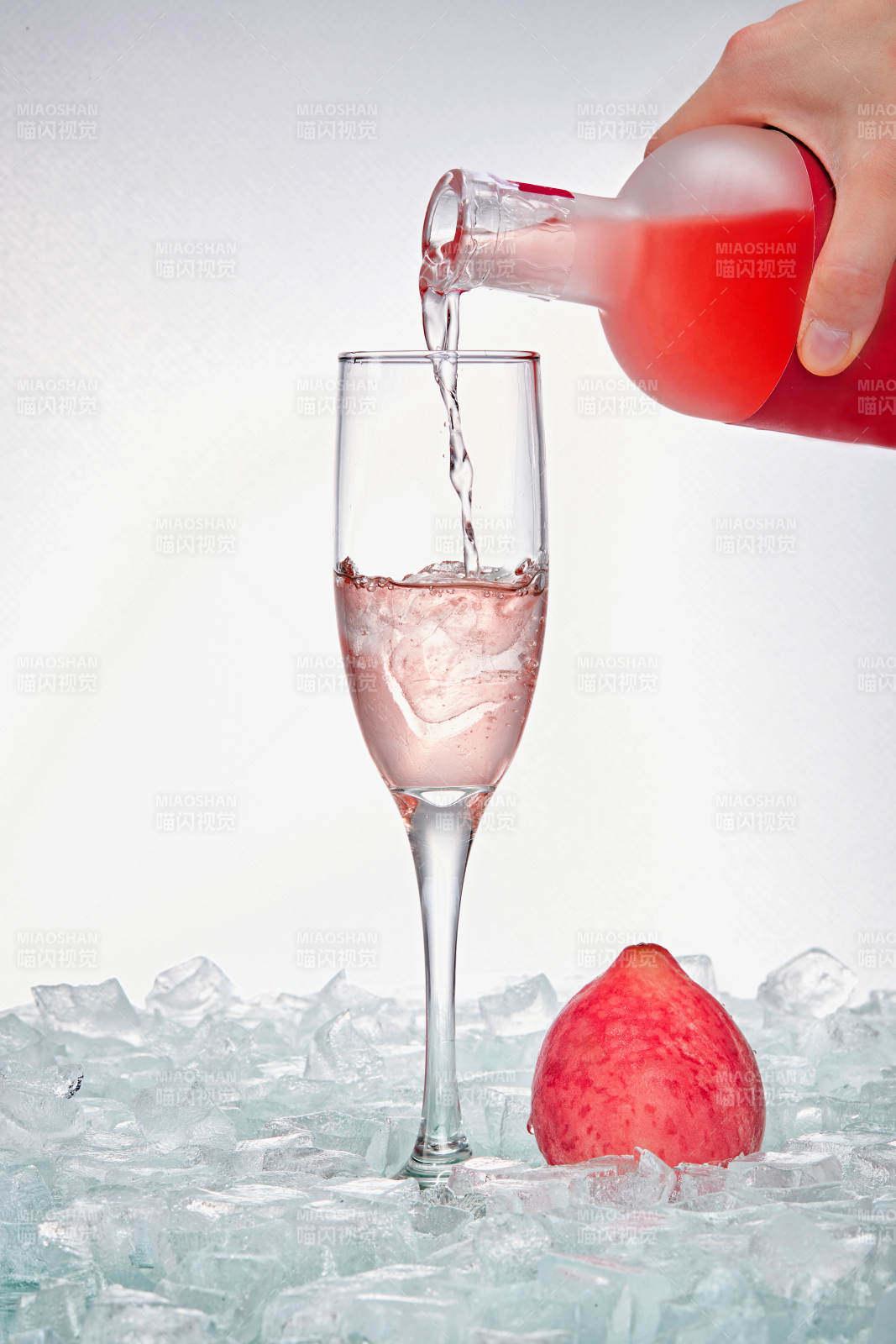 布满冰块的酒杯中的清凉桃子味预调酒图片