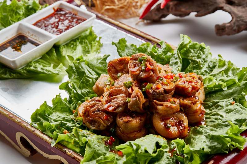 木质托盘装的美味蒙餐香辣灌肉肠图片