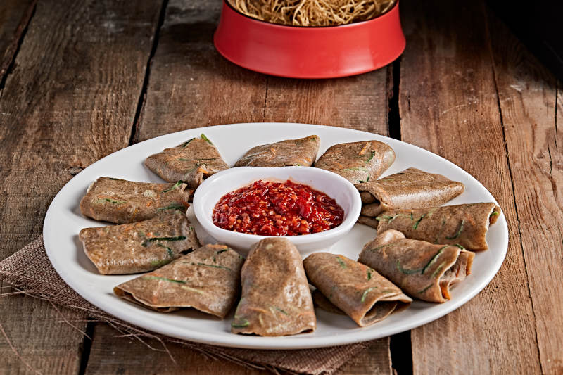 白色瓷盘装的蘸酱荞麦饼图片